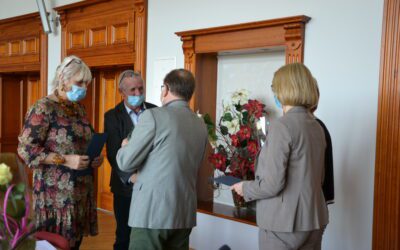 Rodziny zastępcze z Powiatu Iławskiego odebrały statuetki i słowa uznania z okazji Dnia Rodzicielstwa Zastępczego