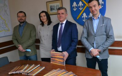 Niezwykłe krajobrazy Powiatu Iławskiego w nowym albumie edukacyjnym Starostwa Powiatowego w Iławie