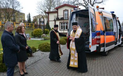 Przekazano karetkę sanitarną dla walczących w wojnie Ukraińców. Poświecił ją biskup kościoła greckokatolickiego ks. dr Arkadiusz Trochanowski