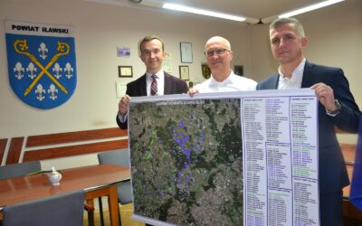 Krzysztof Zakreta przekazał Staroście owoc swojej dwuletniej pracy – mapę „Akweny Powiatu Iławskiego”