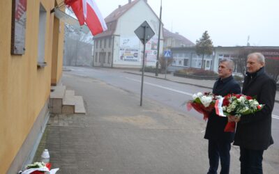 Starosta Bartosz Bielawski i Wójt Krzysztof Harmaciński złożyli kwiaty przy tablicy upamiętniającej stan wojenny. Dziś  42. rocznica wydarzeń grudniowych